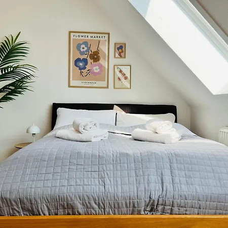 Cozy For 2 Near Train Station Διαμέρισμα *