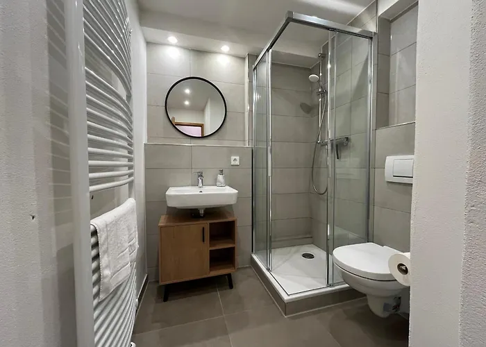Cozy For 2 Near Train Station شقة *