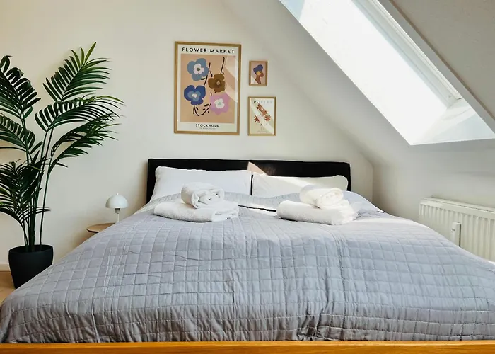 Cozy For 2 Near Train Station شقة *